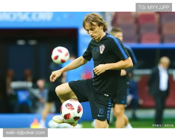 特写：终场哨响，37岁的莫德里奇跪地亲吻伯纳乌草皮