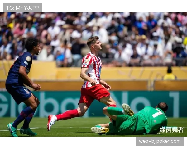 门兴主场球迷抗议裁判，比赛一度中断五分钟