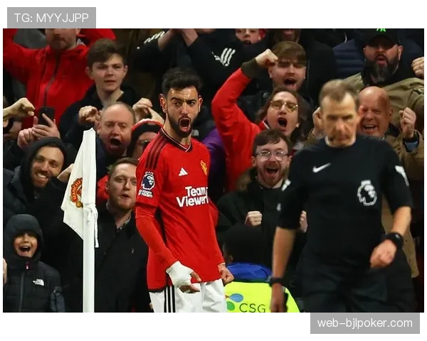 特写:曼联B费中场抢断后60米长传助攻,完成教科书式快速转换进攻 特写:曼联B费中场抢断后60米长传助攻,完成教科书式快速转换进攻